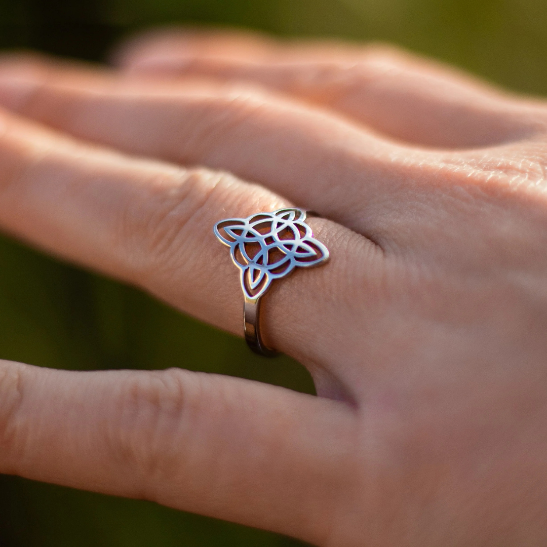 “Eternal Protection” Witch’s Knot Ring