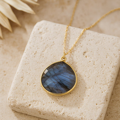 Elegant Protection Pendant in Labradorite