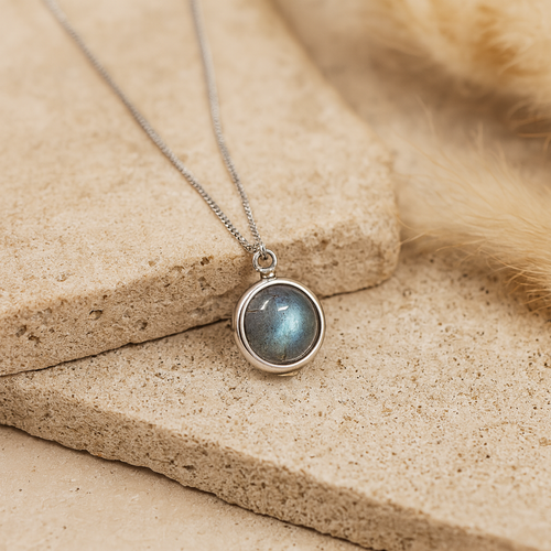 “Fine Pearl” Pendant in Labradorite